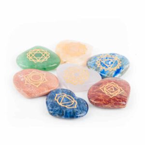 Set van 7 Hartvormige Chakra Halfedelstenen met de Chakrasymbolen in